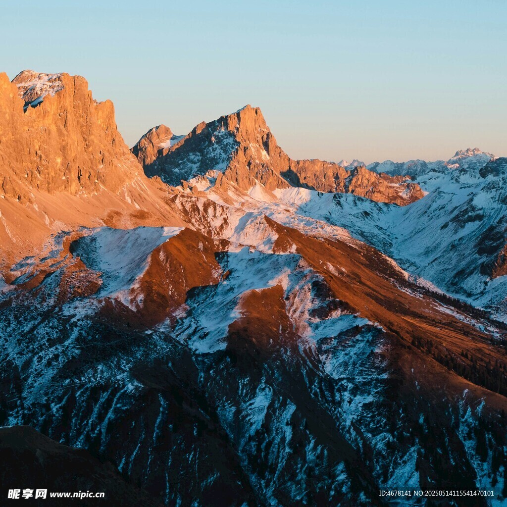 夕陽(yáng)下的雪山壯麗景觀