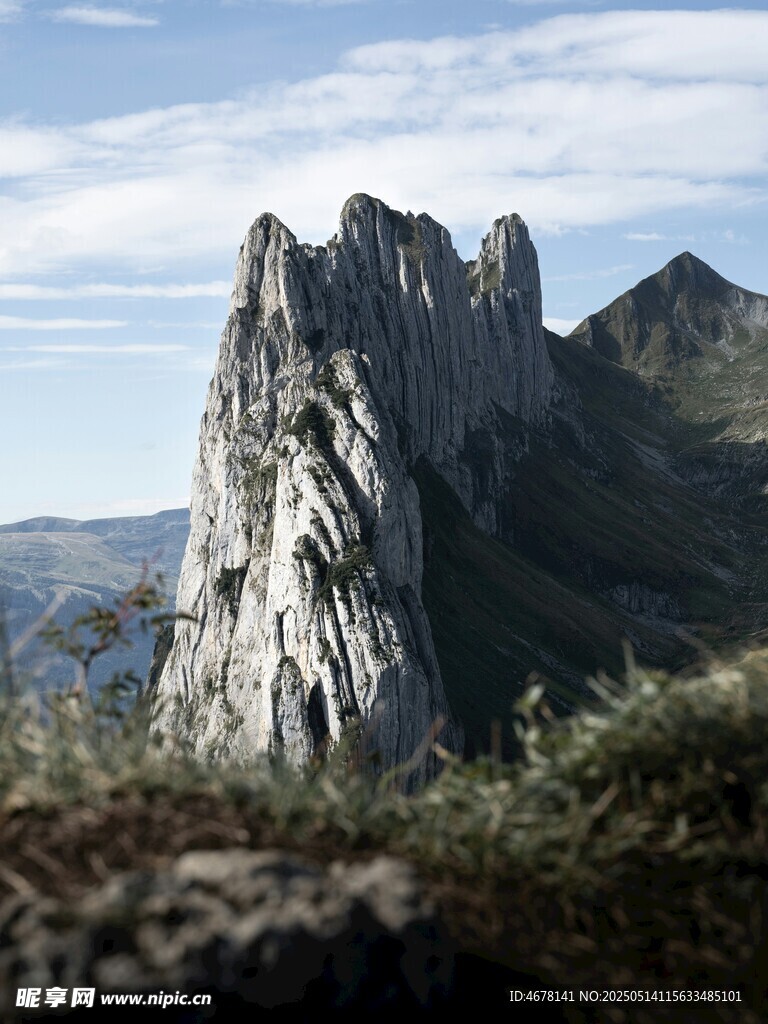 巍峨嶙峋的壯麗山峰