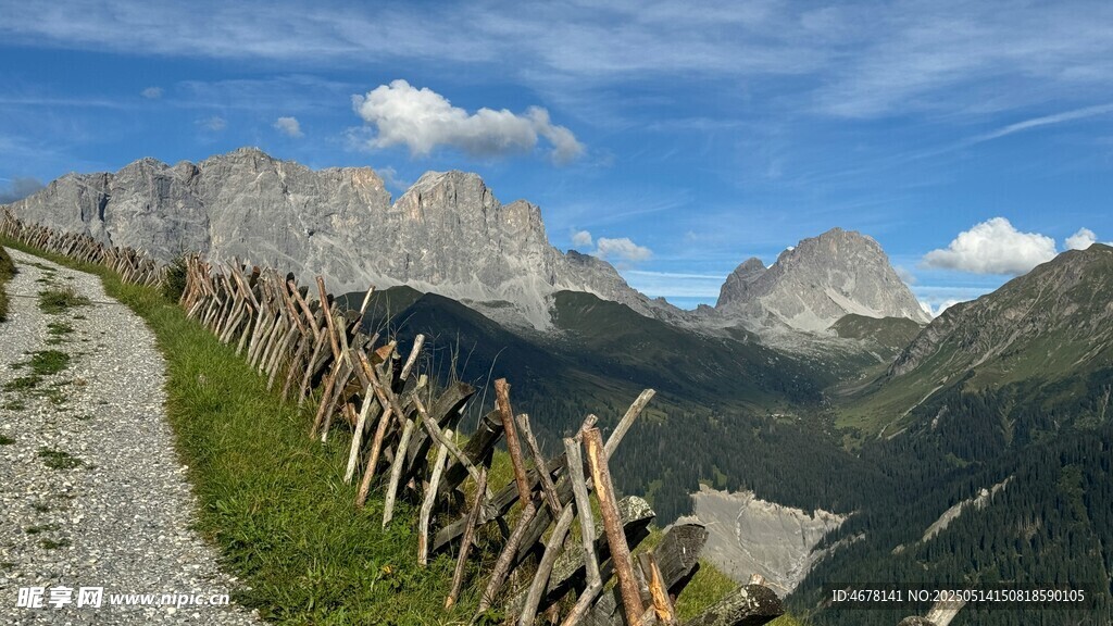 山間木柵欄旁的秀麗風(fēng)景