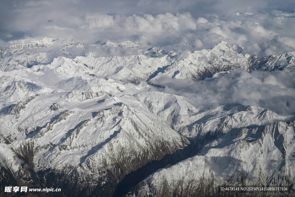 空中俯瞰連綿雪山美景