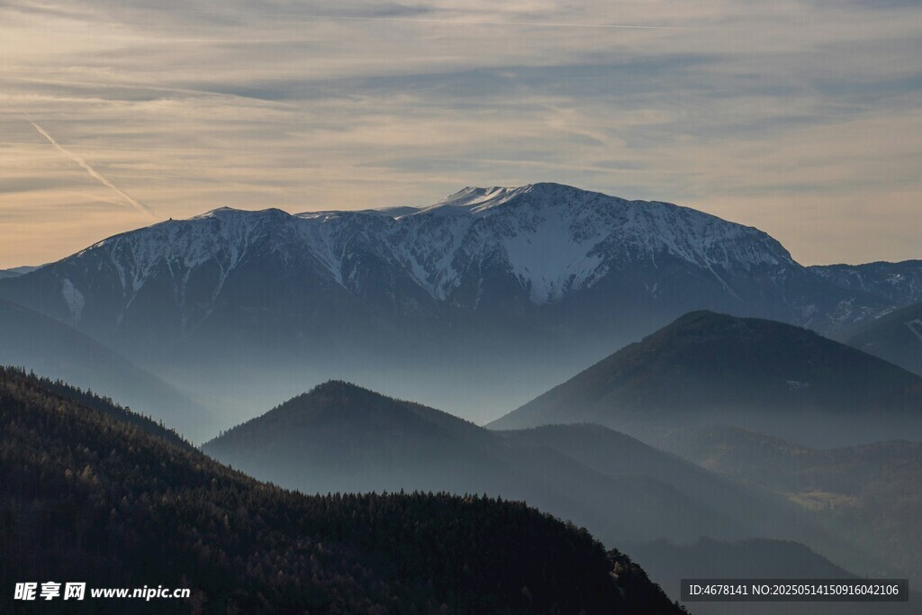 壯麗山巒間的朦朧美景