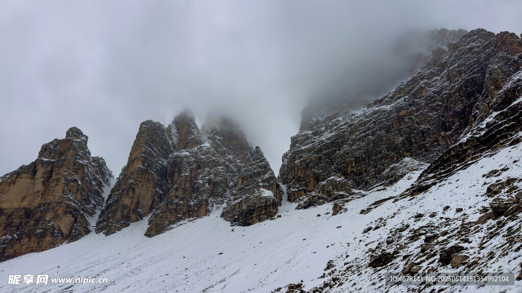 雪山云霧中的嶙峋山峰