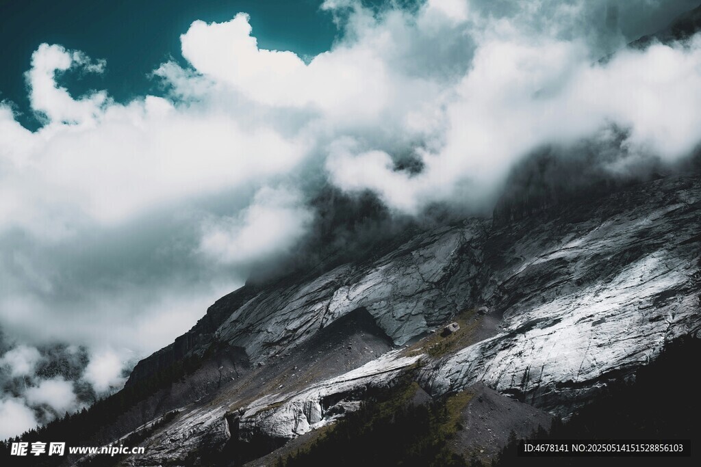 云霧繚繞的壯麗雪山