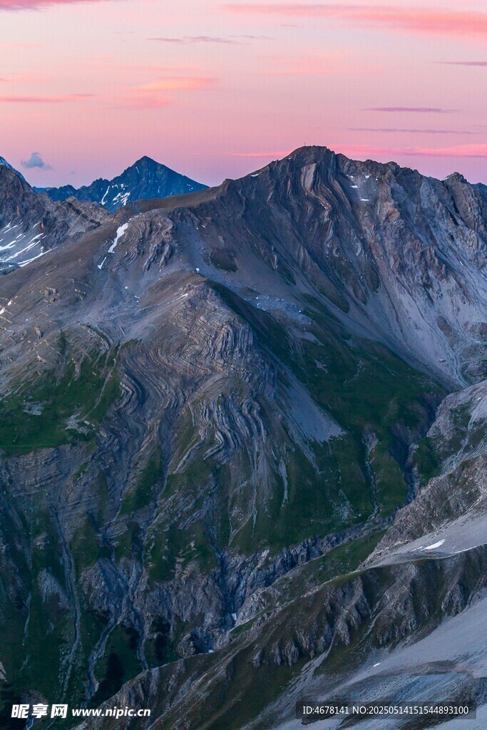 壯麗山景伴絢爛天際