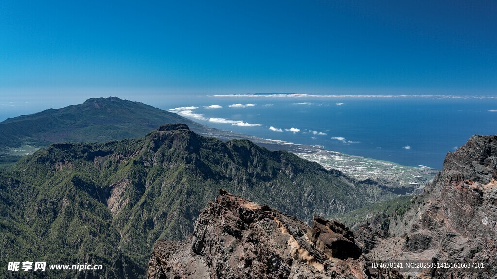 山巔遠眺壯闊海景