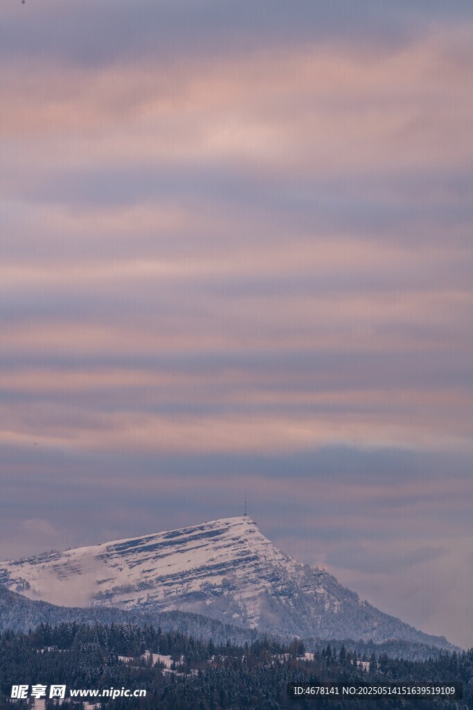 雪山映晚霞的壯麗景致