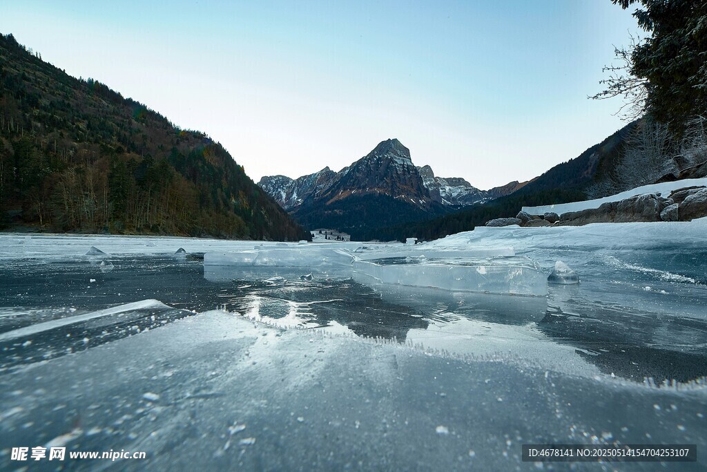 冰封湖面與遠(yuǎn)處山巒美景