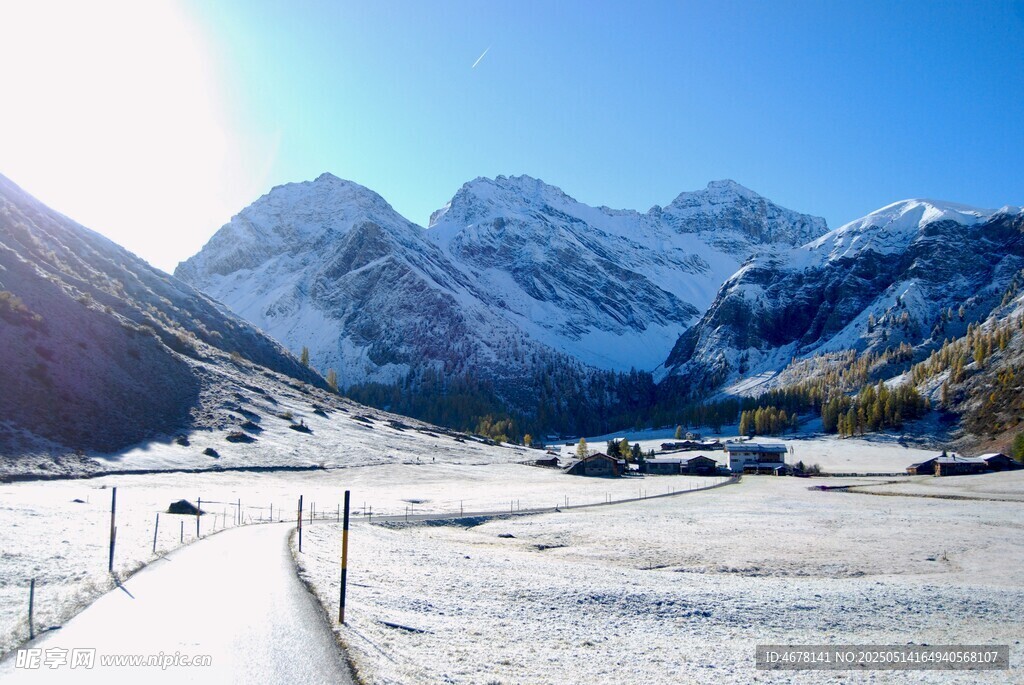冬日雪山下的寧靜美景
