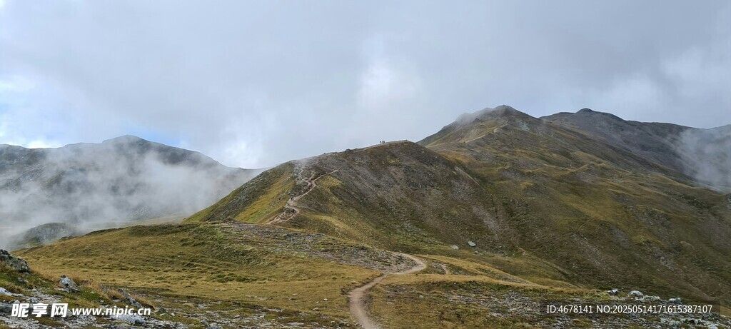 山間云霧繚繞的壯美風(fēng)景