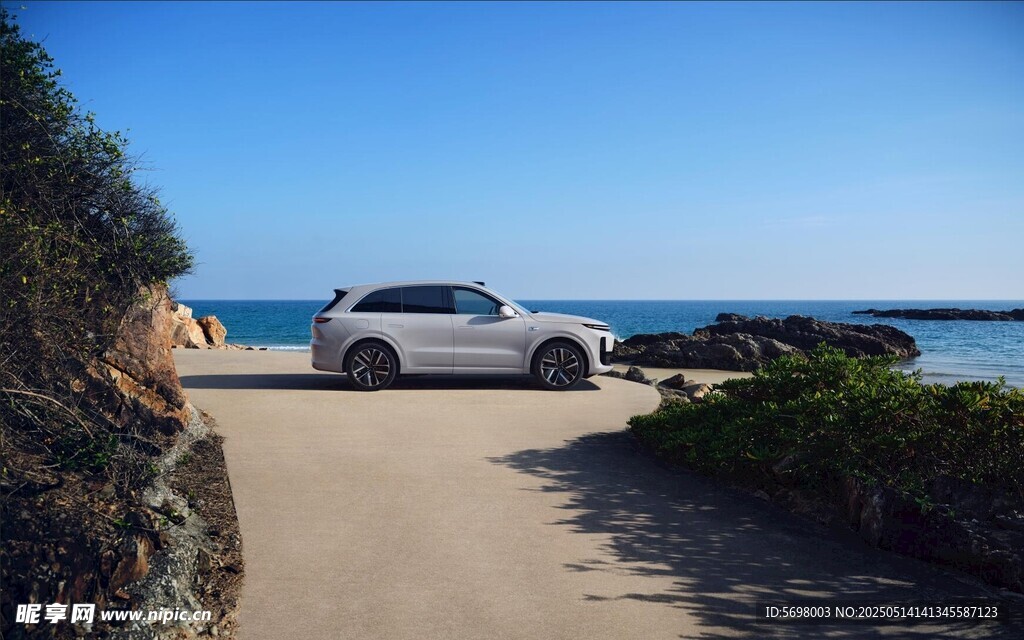 海邊公路上的白色汽車?yán)硐隠6M