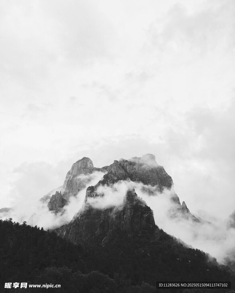 云霧繚繞的巍峨山峰