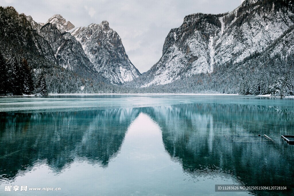 雪山下的靜謐湖水美景