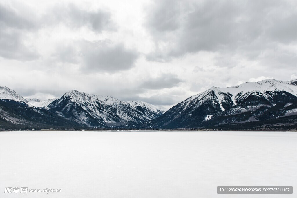 雪山下的平靜湖面