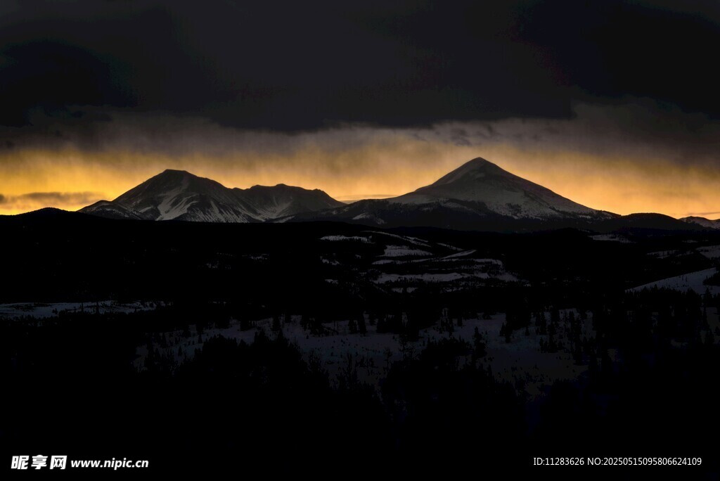 黃昏下的壯麗山巒景色