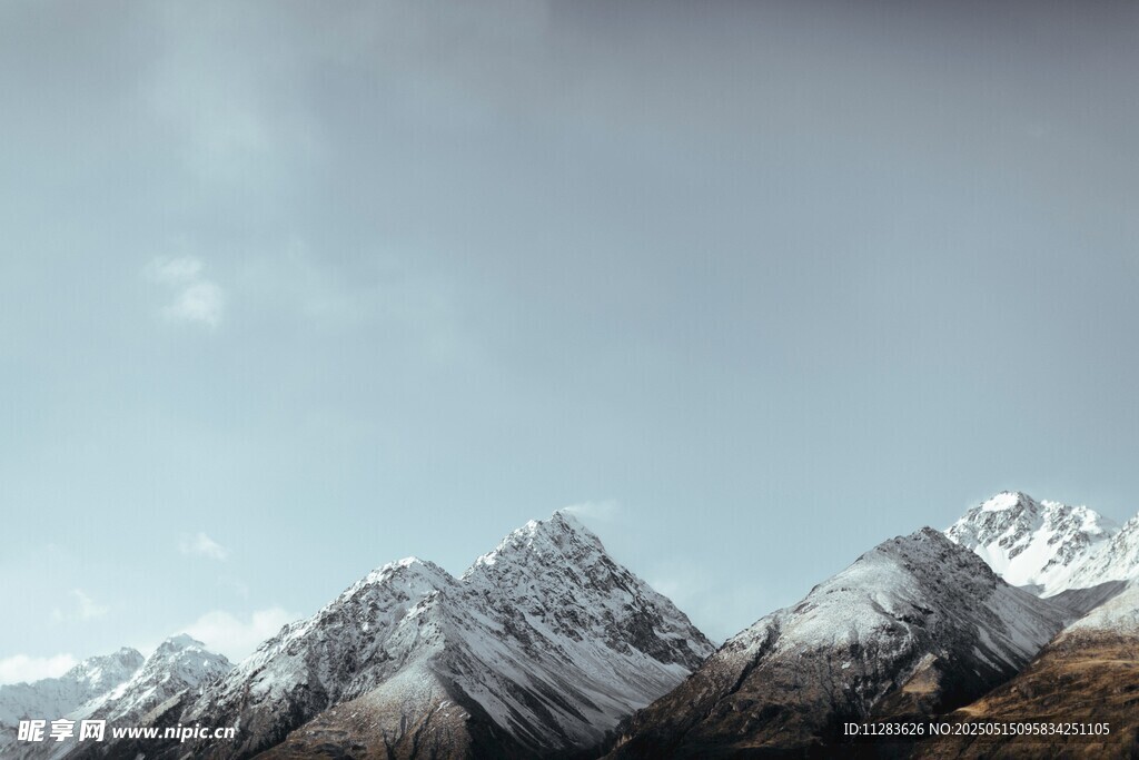 巍峨雪山壯麗景致