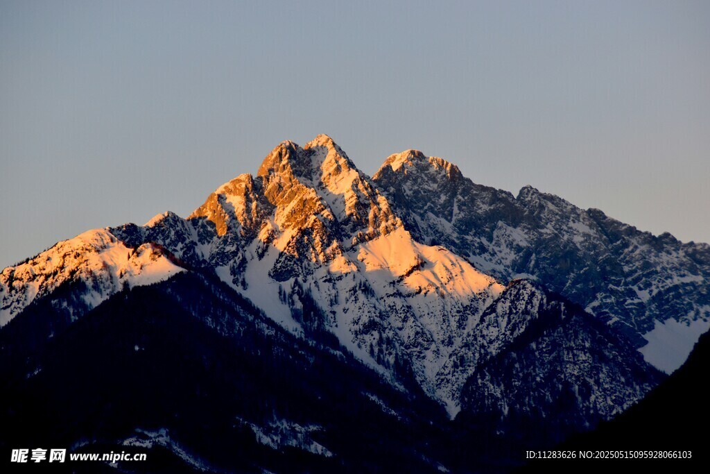 雪山壯麗日出美景