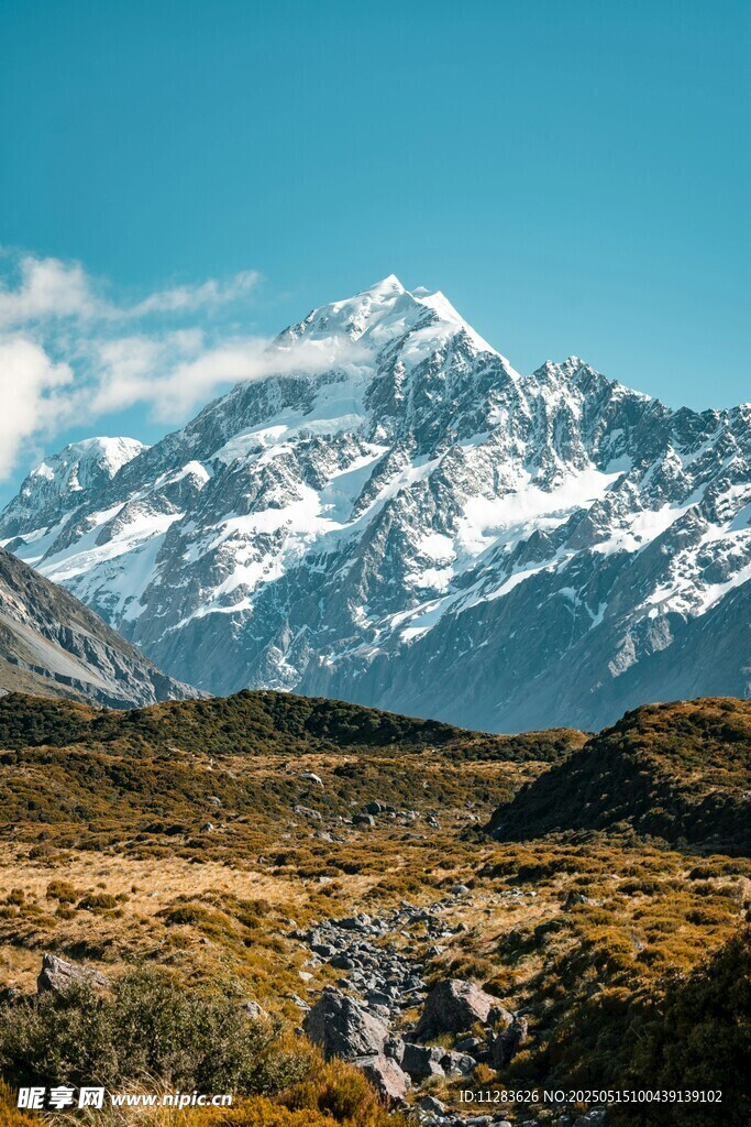 雪山下的山間美景