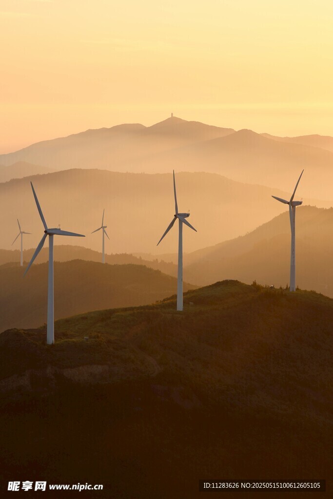 夕陽下的風力發電機組