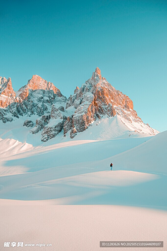 雪山孤影壯麗自然景觀