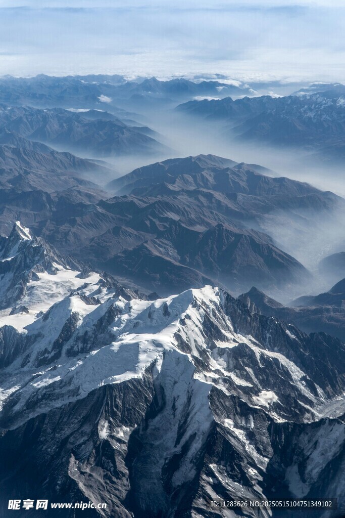 壯麗雪山航拍景觀