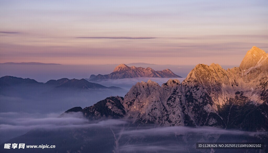 日出下的壯麗山巒美景