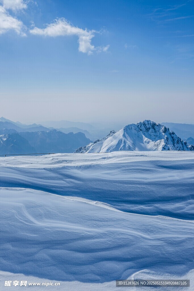 壯麗雪山下的廣袤冰雪世界