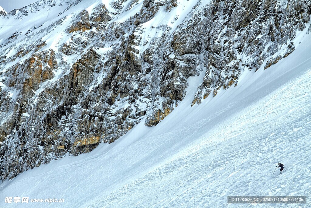 單人于雪山峭壁間滑雪