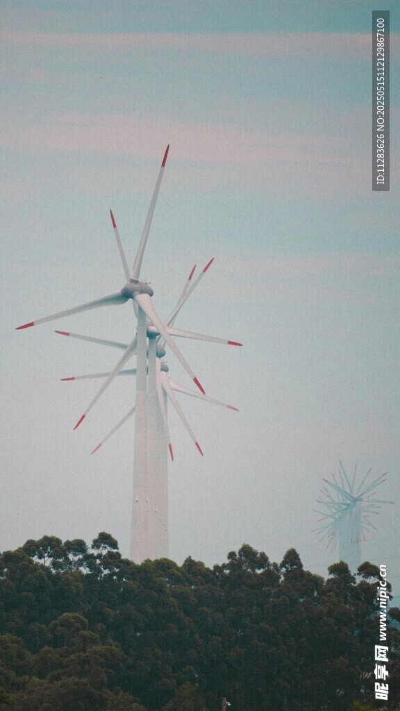 山林間的風力發電機組