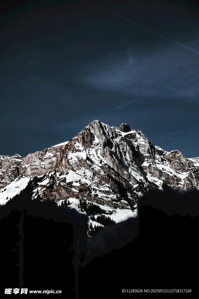 巍峨雪山壯麗景致