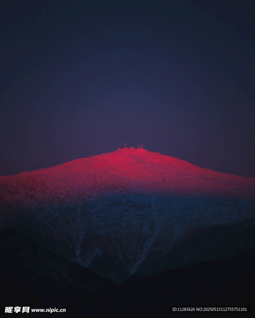 夢幻紅紫色調的山巒景觀