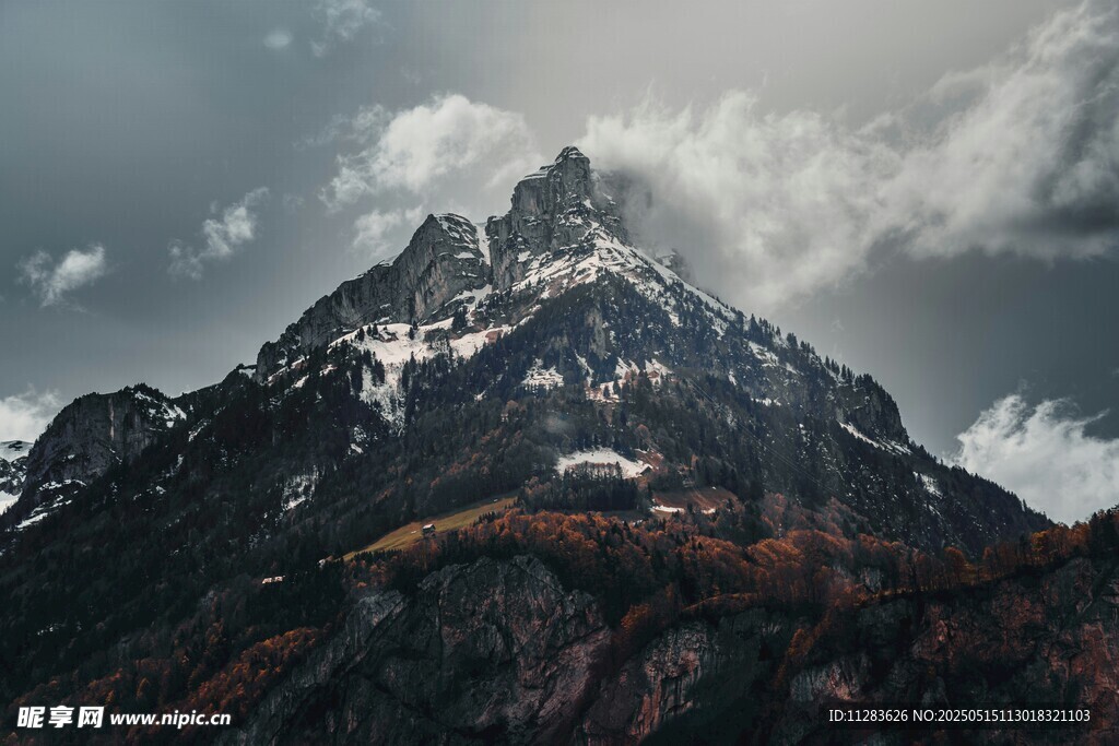 巍峨雪山壯麗景致