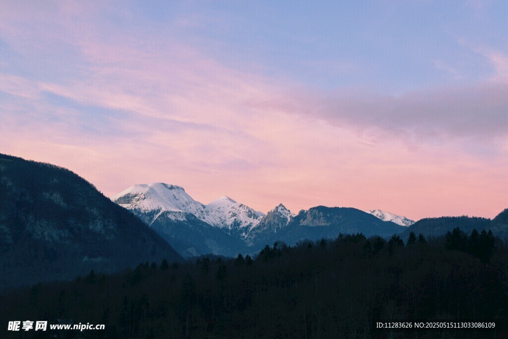 黃昏下的壯麗雪山美景