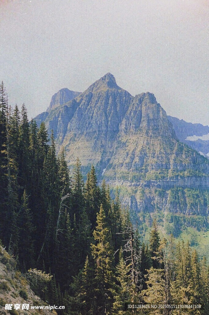山林間的巍峨壯麗山峰