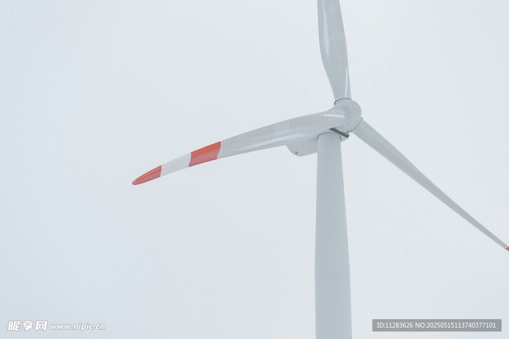高聳的白色風力發電機
