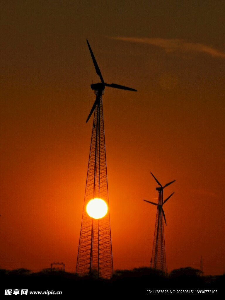 夕陽下的風力發電機