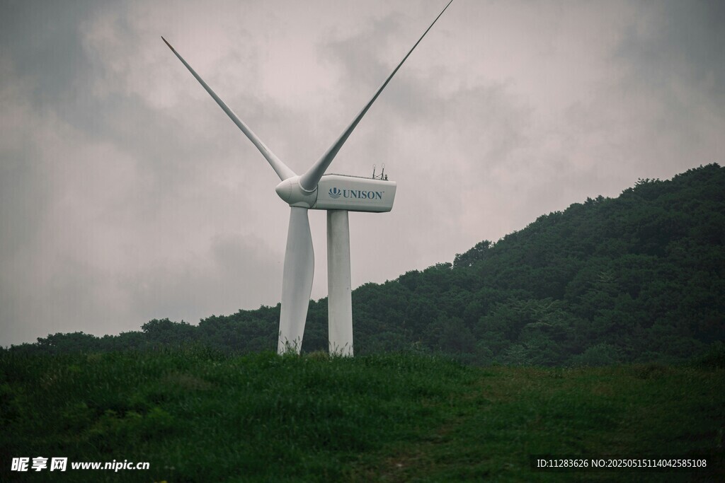 山間矗立的大型風力發電機