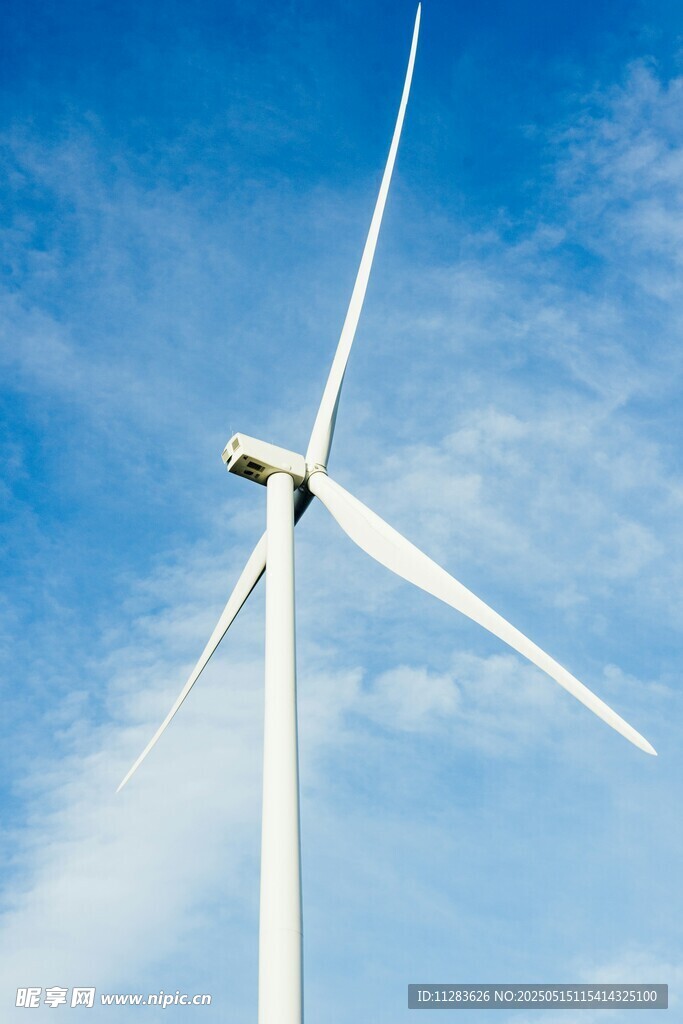 藍天中的白色風力發電機