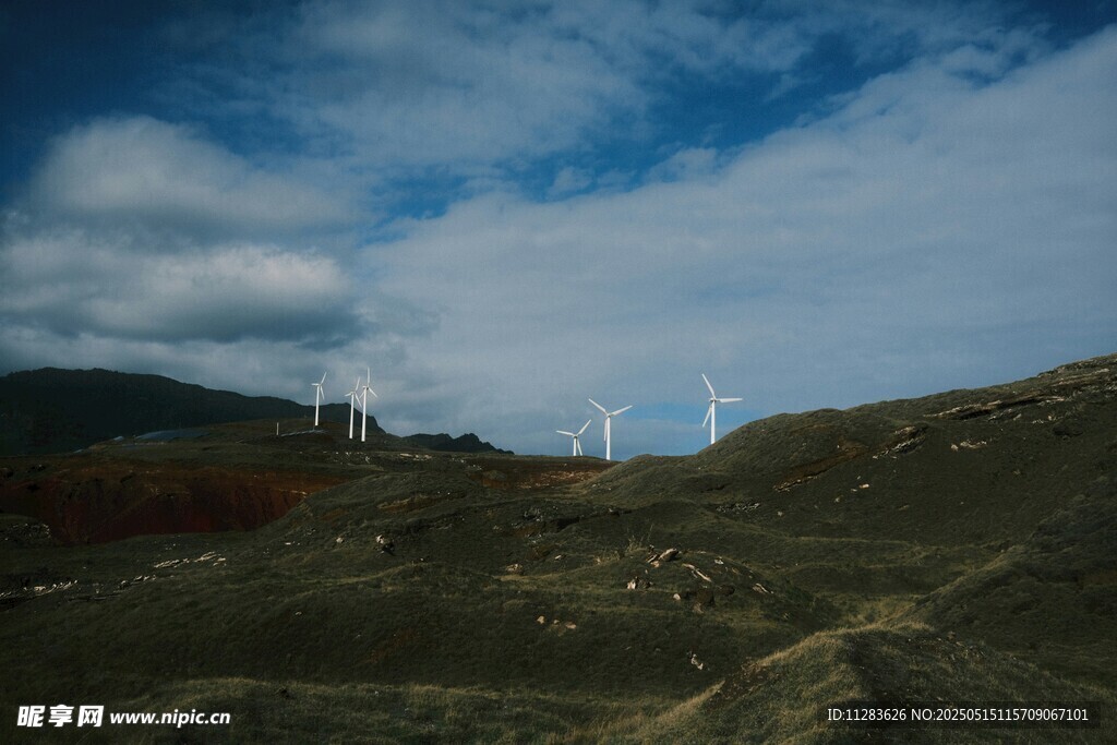 山坡上的風(fēng)力發(fā)電機(jī)組