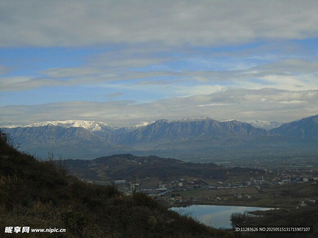 山間湖泊與遠(yuǎn)處雪山美景