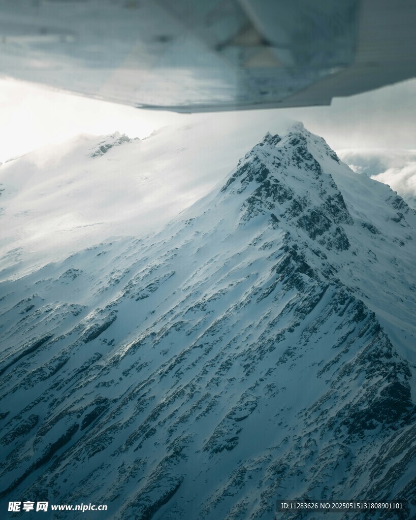 俯瞰巍峨雪山壯麗景致