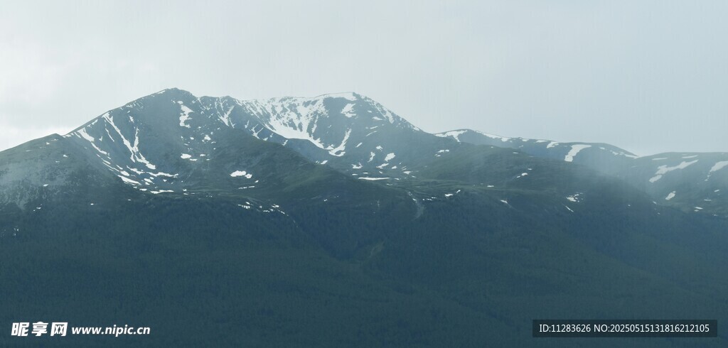 巍峨雪山遠景