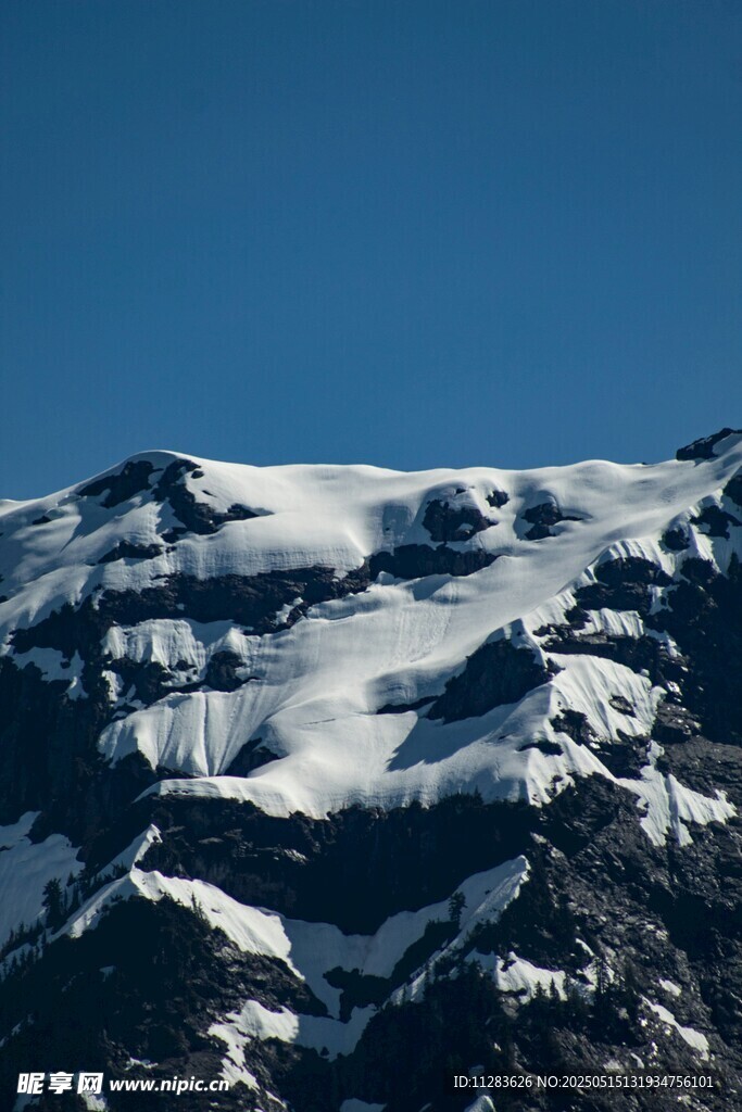 巍峨雪山壯麗景致