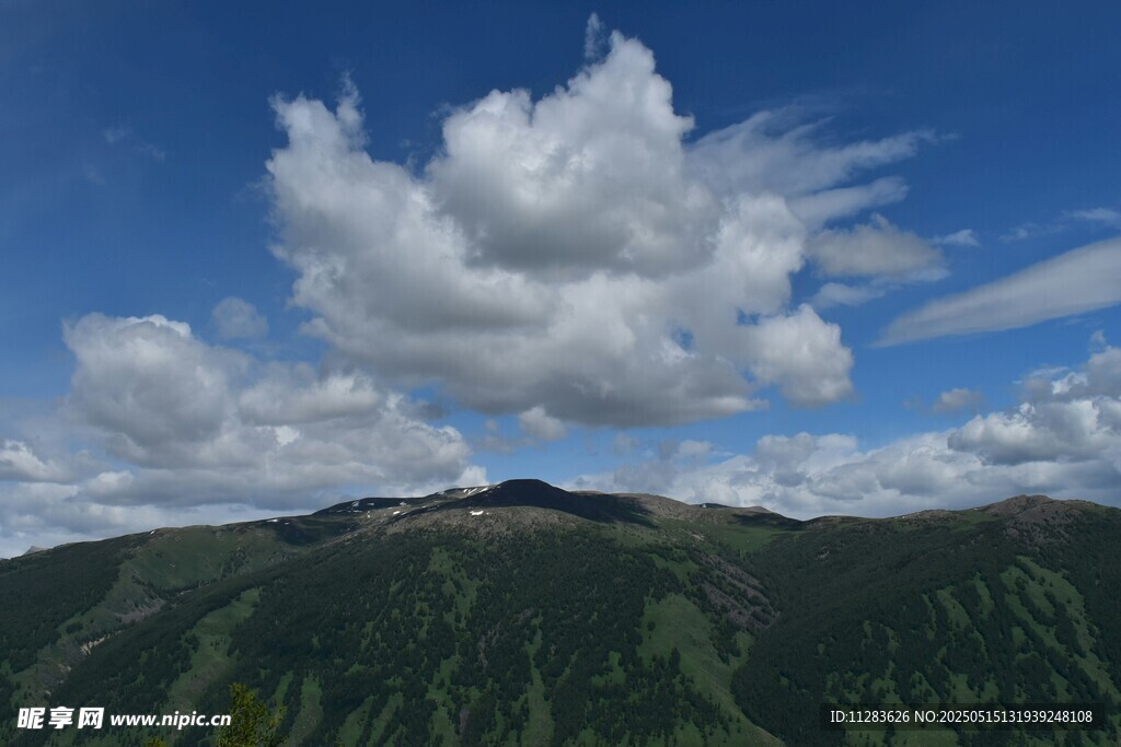 藍天白云下的青山美景