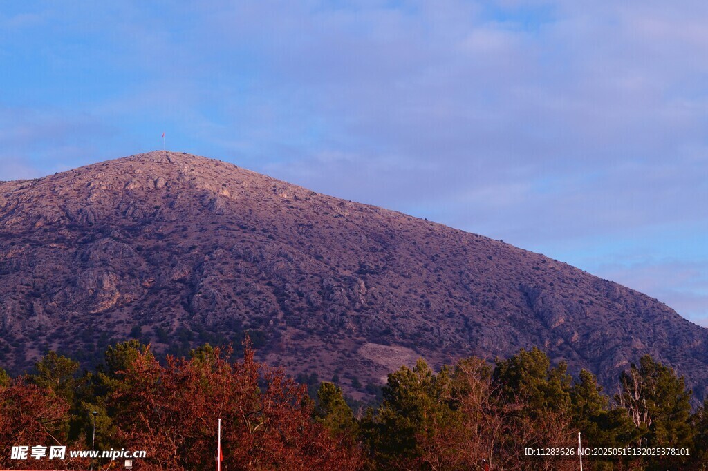 秋日山林中的巍峨山峰