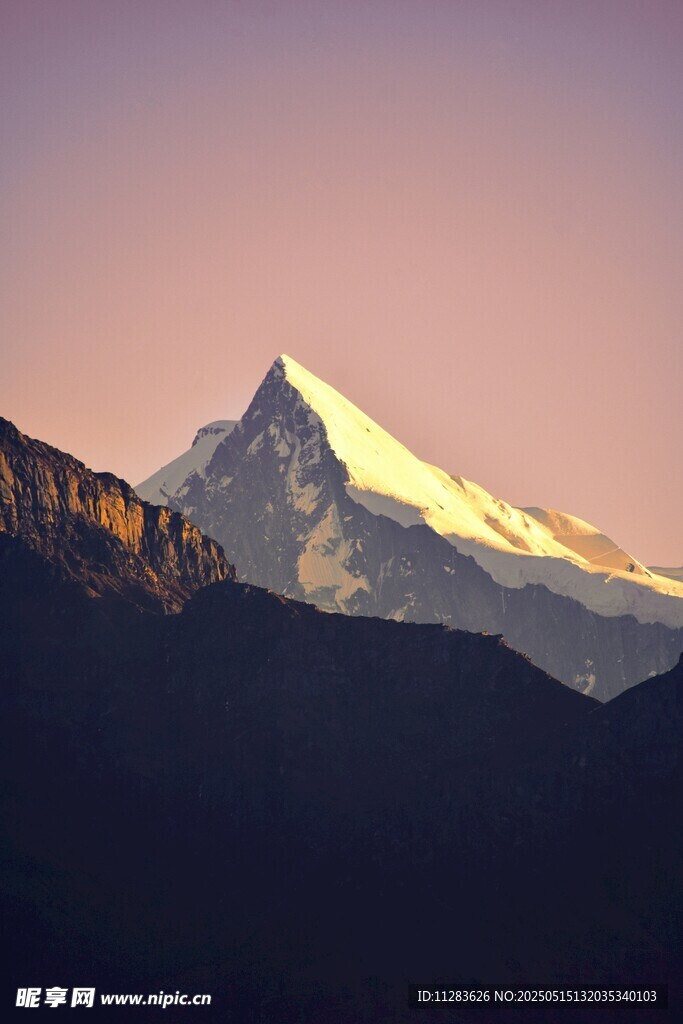 壯麗雪山日出美景