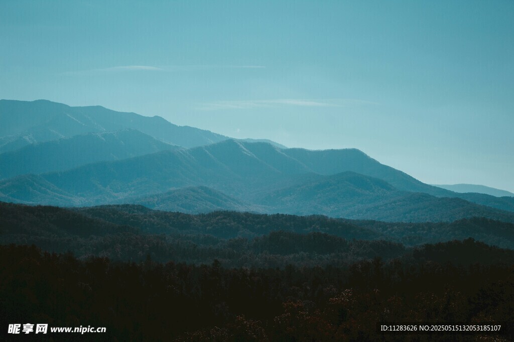 遠(yuǎn)山朦朧美景