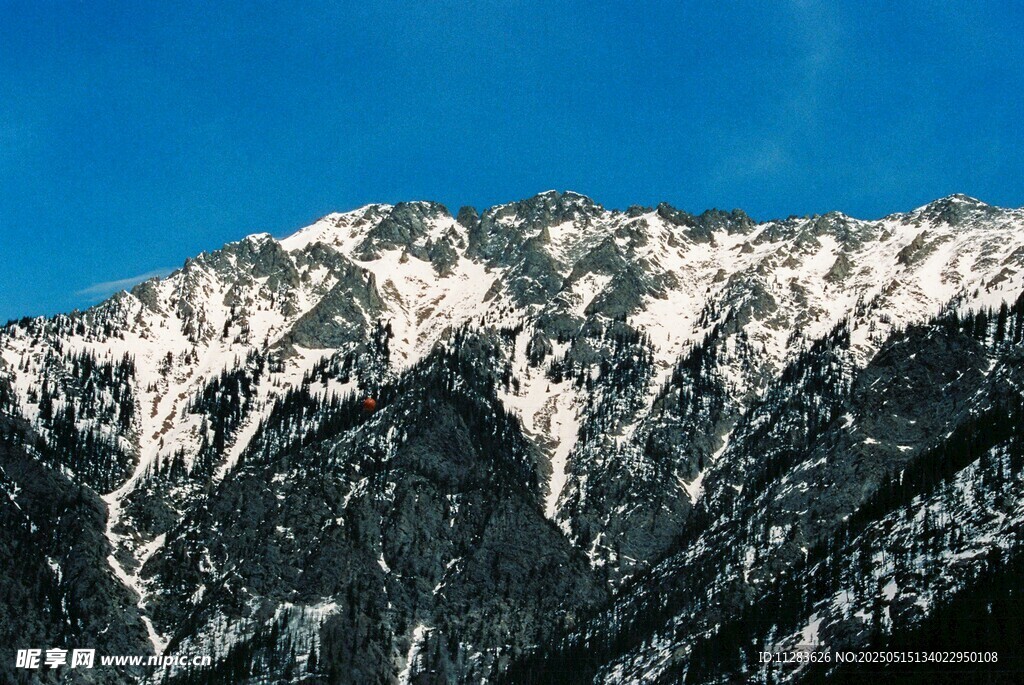 巍峨雪山壯麗景致