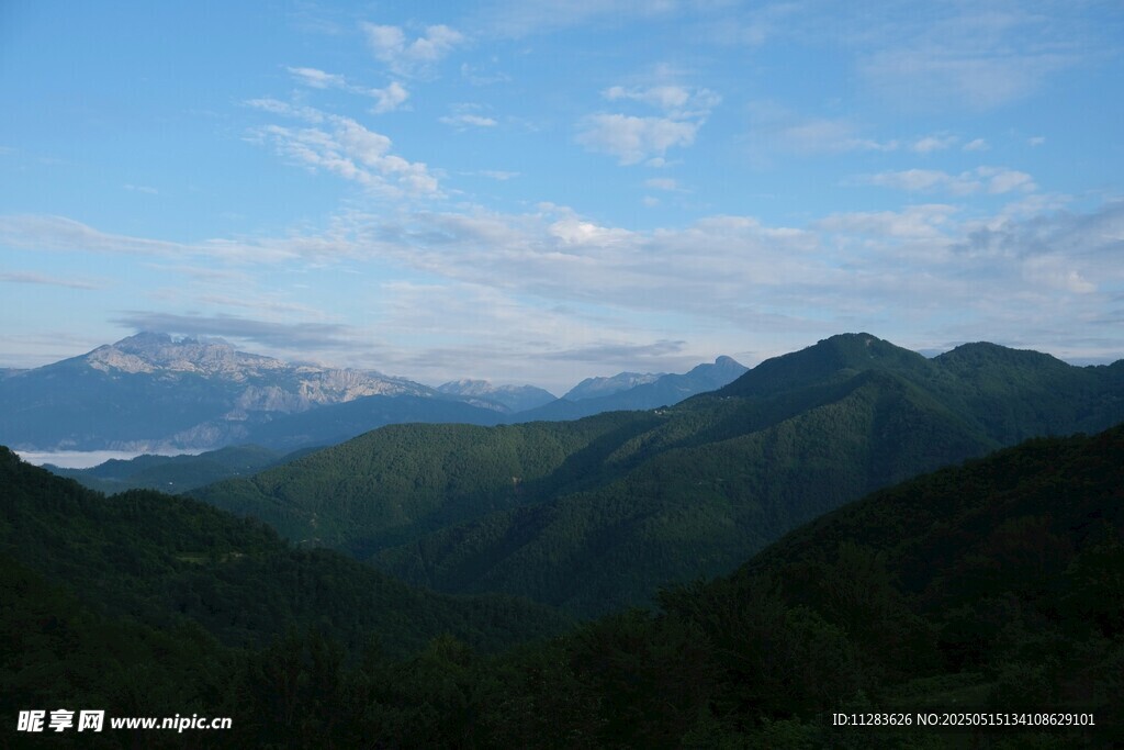 山巒疊翠間的藍天美景