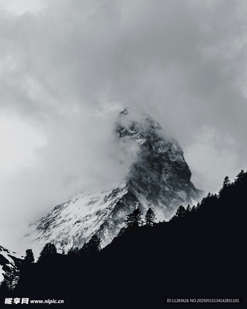 云霧中的巍峨雪山
