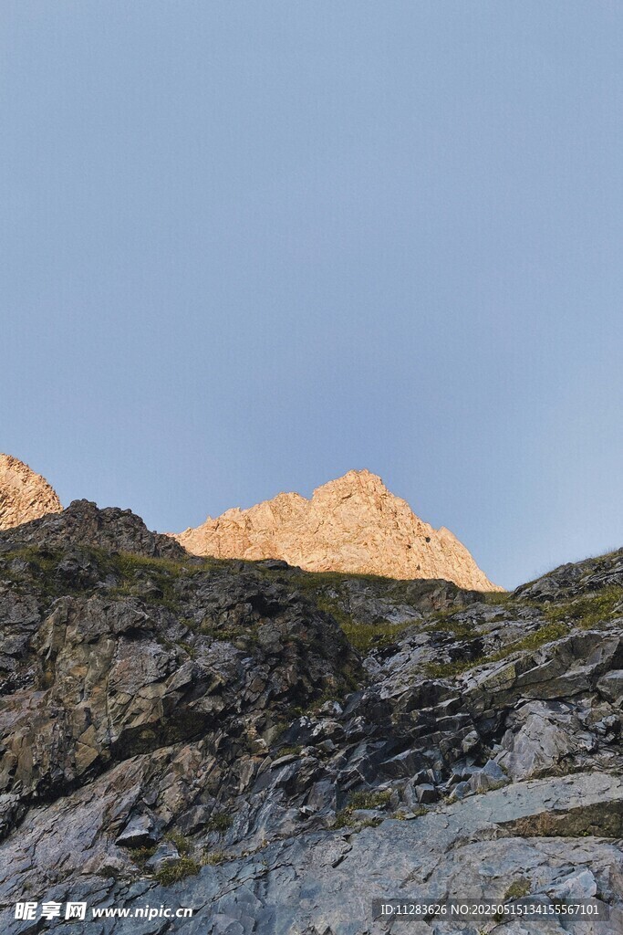 夕陽下的山景